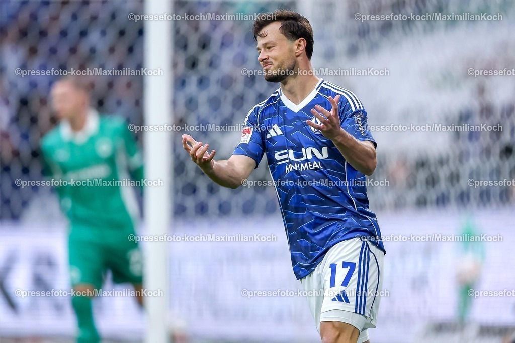 S0426092501079 | 25.09.2025, Fußball, FC Schalke 04 - SpVgg Greuther Fürth, 7.Spieltag, 2. Fußball Bundesliga, Veltins-Arena Gelsenkirchen, Saison 2025 2026: Adrian Gantenbein&nbsp;(Schalke04 #17) gestikulierend enttäuscht Enttäuschung DFB regulations prohibit any use of photographs as image sequences and or quasi-video.