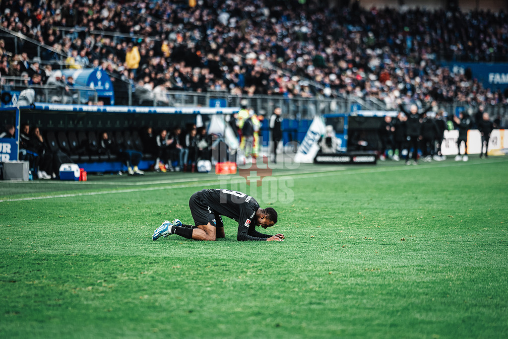Fußball | Männer | Saison 2023/2024 | 2. Fußball-Bundesliga | 16. Spieltag | Hamburger SV vs. SC Paderborn 07 | 09.12.2023 | Ilyas Ansah (#29, SC Paderborn 07) trifft zum 2:1 Tor und jubelt, geht dabei zu Boden