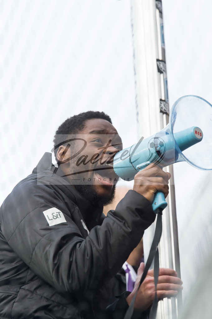 OSNTSV20211106_174 | Fussball, Herren: Ba-Muaka Simakala (VfL Osnabrueck) schaut bei dem Spiel der 3. Liga zwischen VfL Osnabrueck und TSV 1860 Muenchen im Stadion an der Bremer Bruecke am 06.11.2021 in Osnanbrueck, Deutschland.DFB / DFL REGULATIONS PROHIBIT ANY USE OF PHOTOGRAPHS AS IMAGE SEQUENCES AND/OR QUASI-VIDEO. - Realisiert mit Pictrs.com