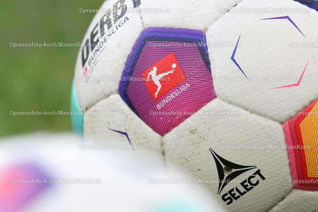 RWE06012402071 | 06.01.2024, Essen, Fußball, Herren, Stadion an der Hafenstraße, Testspiel, Rot-Weiss Essen – 1. FC Köln:  Der offizielle Spielball der 1.Bundesliga Derbystar Select liegt auf dem rasen. 
DFB regulations prohibit any use of photographs as image sequences and or quasi-video.