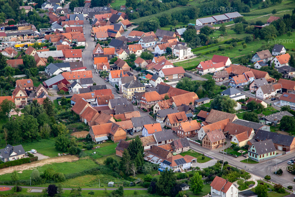 Luftbild: Rue Principale von Osten in Trimbach im Bundesland Bas-Rhin in Frankreich. Foto: IMG_137724.jpg vom 12.08.2023 durch Werner Riehm/FLY-FOTO.de