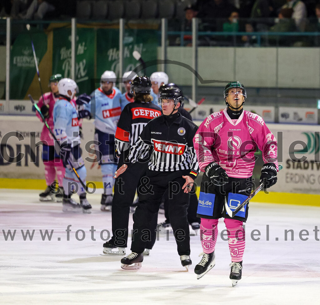 2025-10-05_097_TSV_Erding_gegen_Heilbronner_Falken | Erding, Deutschland, 05.10.2025:Eishockey, Oberliga Süd 2025 / 2026, 6. Spieltag, TSV Erding gegen Heilbronner Falken, Endergebnis: 3:1Jubel nach dem 1:1 Ausgleich durch Luis Ludin (Heilbronner Falken, #57)Mark Waldhausen (Erding Gladiators, #27)Foto: Christian Riedel / fotografie-riedel.net