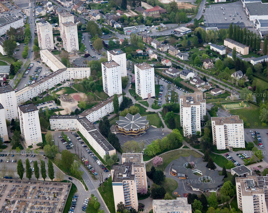 Vue aérienne: Vue de la ville à La Francheville dans le département Ardennes, France. Photo: IMG_39869-Bearbeitet.jpg prise le 16/04/2011 par Werner Riehm/FLY-FOTO.eu – Résolution de l'original: 4638 x 3681 px