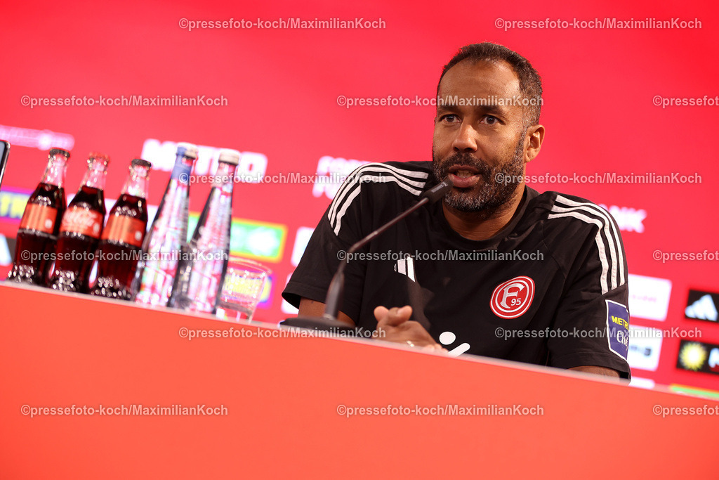 Due09112401089 | 09.11.2024, Fußball, Fortuna Düsseldorf - SC Paderborn 07, 2. Bundesliga, Merkur Spiel-Arena, Saison 2024 2025: Pressekonferenz mit den Trainern nach dem Spiel. Cheftrainer Daniel Thioune (Trainer Fortuna Düsseldorf) DFB regulations prohibit any use of photographs as image sequences and or quasi-video.