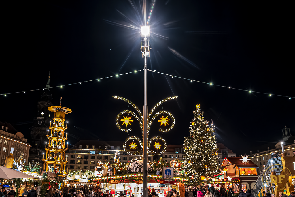 Striezelmarkt Dresden 5 | Geschenke, Wandbilder und Accessoires mit Motiven aus Dresden und anderen schönen Orten zur Verschönerung Deines zu Hauses und zum verschenken gewünscht? Wähle Deine Lieblingsbild auf dem Produkt Deiner Wahl. 