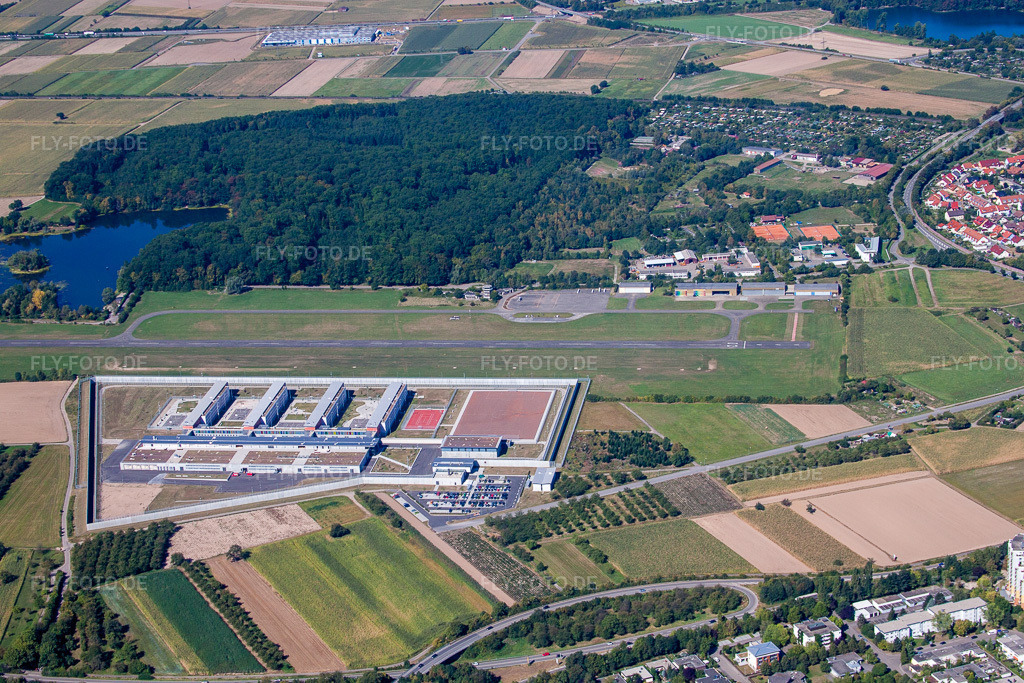 Luftbild: Offenburg, Flugplatz mit Gefängnis im Ortsteil Uffhofen in Offenburg im Bundesland Baden-Württemberg in Deutschland. Foto: IMG_20821.jpg vom 31.08.2009 durch Werner Riehm/FLY-FOTO.de