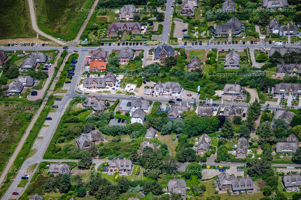 Sylt_Kampen_Strönwai_Kurhausstrasse_ELS_0903210625 | KAMPEN (SYLT) 21.06.2025 Ortsansicht an der Meeres-Küste in Kampen Strönwai und Kurhausstraße (Sylt) auf der Insel Sylt im Bundesland Schleswig-Holstein, Deutschland. // View of the sea coast in Kampen Stroewai and Kurhausstrasse (Sylt) on the island of Sylt in the federal state of Schleswig-Holstein, Germany. Foto: Martin Elsen