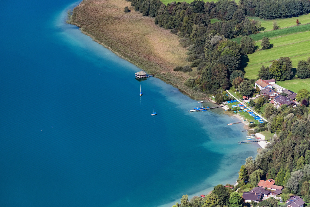 dr__0019537.jpg | BREITBRUNN AM CHIEMSEE 18.09.2018 Uferbereiche am Seegebiet des Chiemsee in Breitbrunn am Chiemsee im Bundesland Bayern, Deutschland. // Riparian areas on the lake area of Chiemsee in Breitbrunn am Chiemsee in the state Bavaria, Germany. Foto: Daniel Reiter