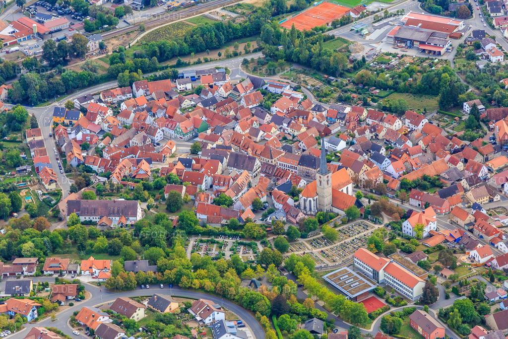 Luftbild: Altstadtkern mit kathol. Kirche St. Peter und Paul am Friedhof in Grünsfeld im Bundesland Baden-Württemberg in Deutschland. – Foto: IMG_111375.jpg vom 09.09.2018 durch Werner Riehm/FLY-FOTO.de – Auflösung des Originals: 5472 x 3648 px – WWW.KATH-GW.DE