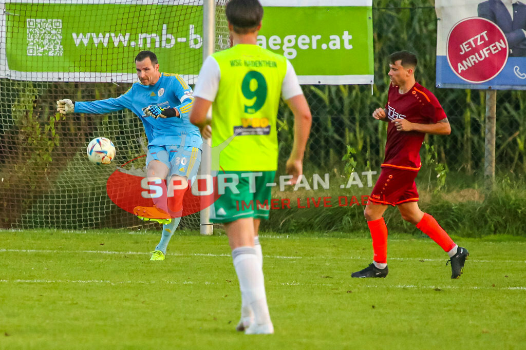 ASKÖ Wölfnitz - WSG Radenthein 2-2, Unterliga West | Stefan Takats (WSG Radenthein, K #30) Ante Cosic (WSG Radenthein #9) ASKÖ Wölfnitz - WSG Radenthein 2-2 am 20.08.2023 in Wölfnitz
(Sportplatz), Austria, (Photo by Ernst Krawagner sport-fan.at) - Realisiert mit Pictrs.com