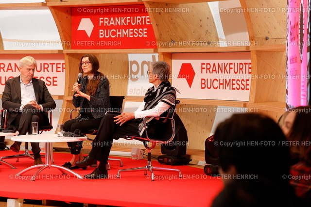 76. Frankfurter Buchmesse Impressionen | 15.10.2024 Eröffnungs-Pressekonferenz zur 76. Frankfurter Buchmesse in Frankfurt auf dem Messegelände mit Buchmesse-Direktor Juergen BOOS, Elif SHAFAK (Bildmitte), Karin SCHMIDT-FRIDERICHS und Torsten CASIMIR(Foto: Peter Henrich) - Realisiert mit Pictrs.com