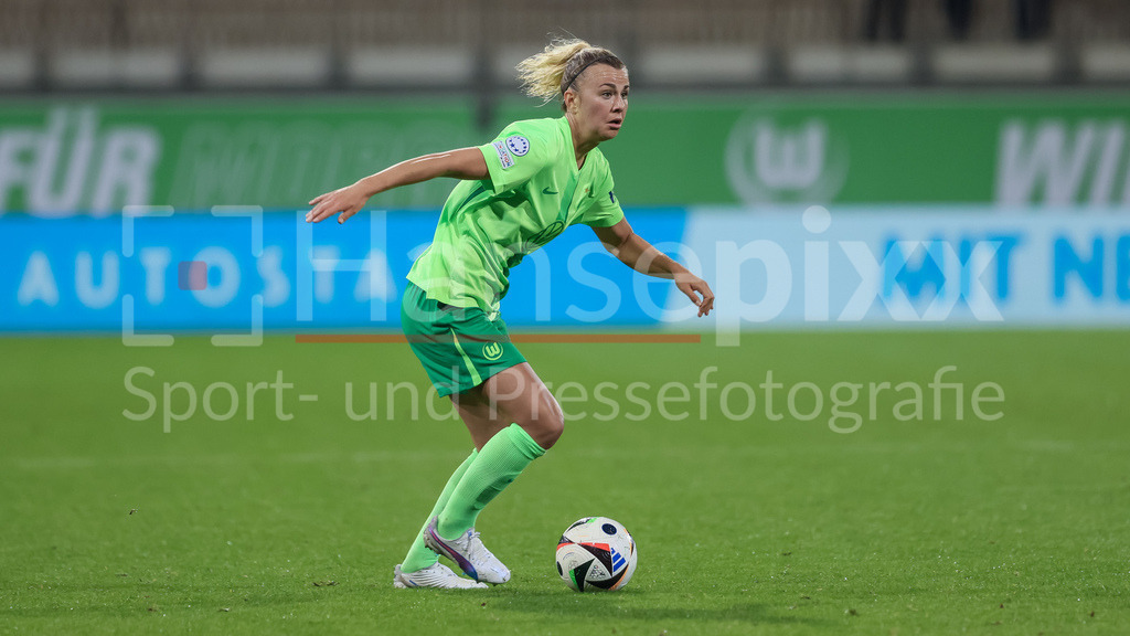 Fussball, UEFA Womens Champions League, VfL Wolfsburg - AC Florenz | v.li.: Lena Lattwein (VfL Wolfsburg, 8) am Ball, Freisteller, Einzelbild, Ganzkörper, Aktion, Action, Spielszene