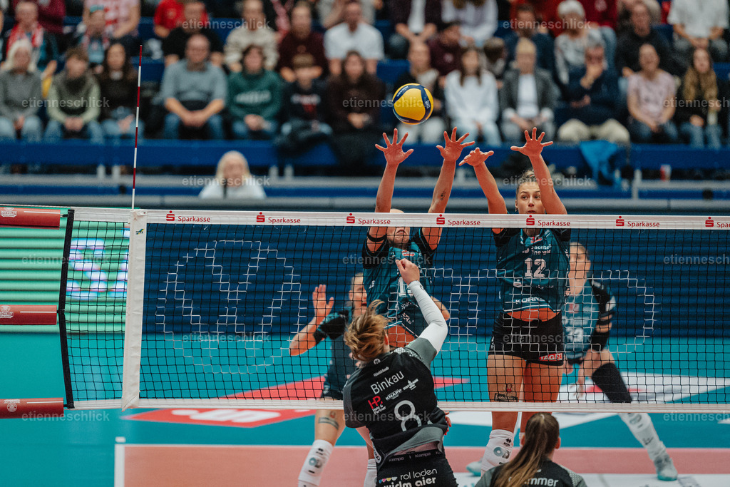 Dresdner SC - Binder Blaubären TSV Flacht, DEKRA 1. Bundesliga Frauen, Volleyball | Im Bild: Block durch Maia Dvoracek (15, Dresdner SC) und Mette Marleen Pfeffer (12, Dresdner SC)24.10.2026, Dresdner SC -  Binder Blaubären TSV Flacht, DEKRA 1. Bundesliga Frauen, Volleyball, Deutschland, Dresden, Cyberport Arena