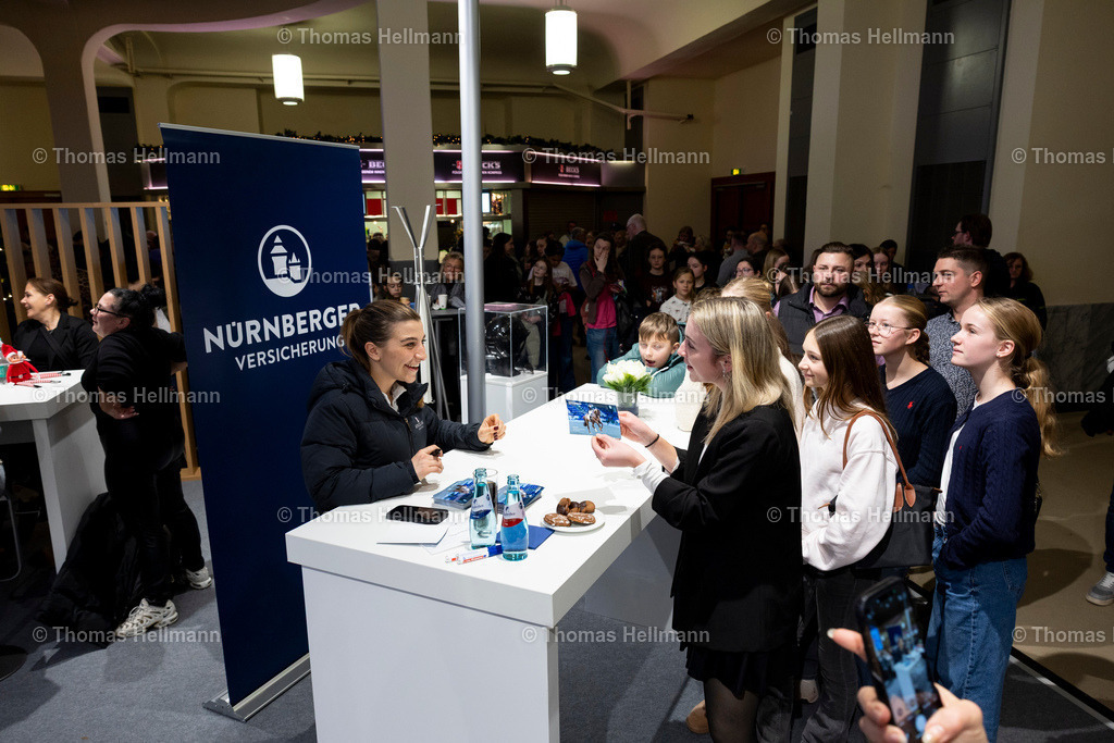 TH_SCHUERMANN Charlott-Maria_ Nürnberger Versicherung_ Autogrammstunde_33411 | SCHUERMANN Charlott-Maria, Nürnberger Versicherung, Autogrammstunde beim Festhallen Reitturnier Frankfurt 2025 am 20.12.25 in Frankfurt, Festhalle