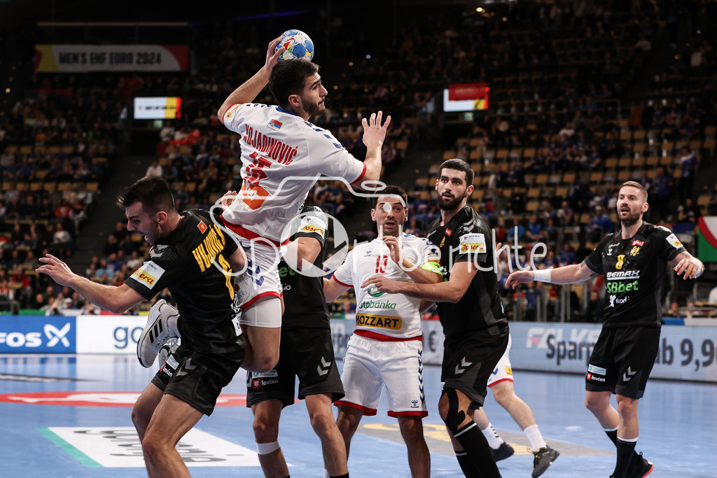 Serbien - Montenegro | Uros KOJADINOVIC (MNE #15) kann sich am Kreis durchsetzen und wirft auf das Tor