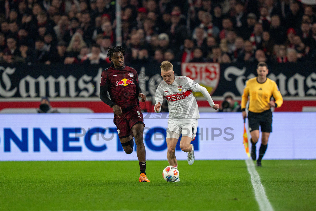 VfB Stuttgart vs. RB Leipzig, Fussball, 1. Bundesliga, 26. Spieltag, 15.03.2026 | Chris Fuehrich (VfB Stuttgart, #10) am Ball gegen Ezechiel Banzuzi (RB Leipzig, #06),VfB Stuttgart vs. RB Leipzig, Fussball, 1. Bundesliga, 26. Spieltag, 15.03.2026Foto: photosbyphips/Philip Ziegler