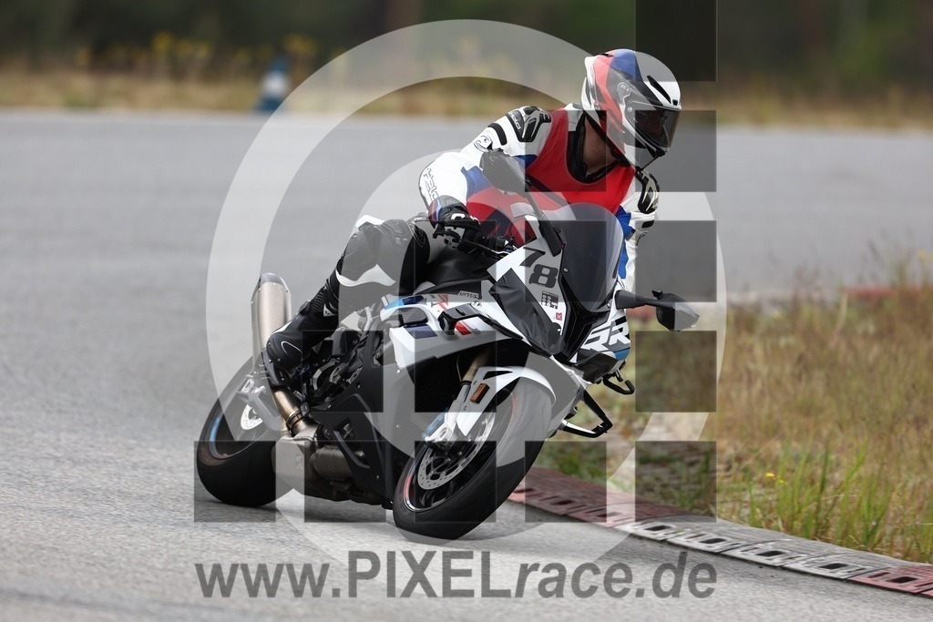0078-20240504_00565 | Schöne Erinnerungen an spannende Momente - das festzuhalten ist unser Job. PIXELrace.de ist seit 2003 auf den Rennstrecken Europas unterwegs um die Action draußen beim Fahren und die wunderbare Stimmung imm Fahrerlager für euch einzufangen.