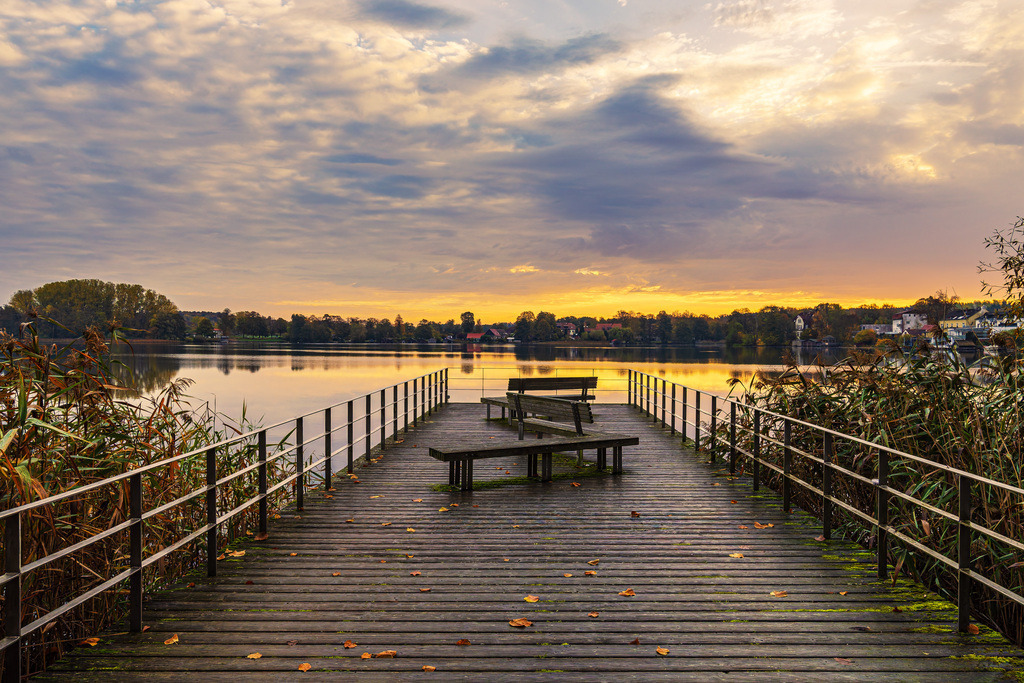 Sonnenaufgang und Steg am Haussee in der Stadt Feldberg | Sonnenaufgang und Steg am Haussee in der Stadt Feldberg.