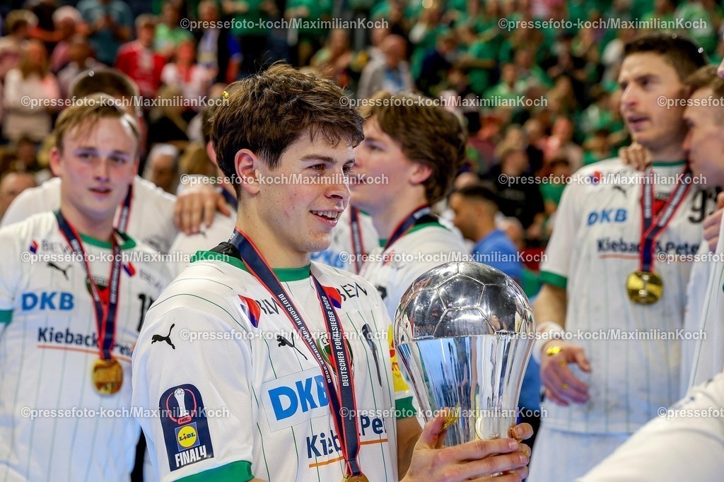 xSSCx19042602079 | 19.04.2026, xsscx, Handball, DHB-Pokal Lidl Final4, Finale, Füchse Berlin - Bergischer HC, Saison 2025 / 2026 Herren, Lanxess Arena, Köln: Die Mannschaft der Füchse Berlin feiert den Sieg im DHB-Pokal, Leo Prantner (Füchse Berlin #06)   Photo: xSandraxScherningxPressefotoKochx