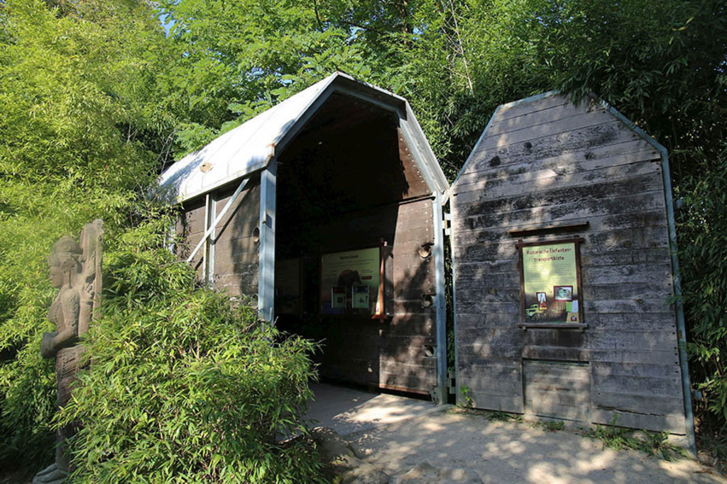 Elefantentempel Ganesha Mandir im Zoo | Entdecke über 20 Kategorien Leipzig-Motive: Foto-Downloads, hochwertige Poster, Leinwand- & Fine-Art-Prints. Jetzt Lieblingsfoto im Bildlexikon Leipzig Shop bestellen!
