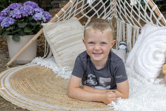 R6__6479 | Professionelle Kindergartenfotografie in Bayern - liebevolle, natürliche Kinderfotos. Jetzt Galerie ansehen und Lieblingsbilder bestellen! - Realisiert mit Pictrs.com