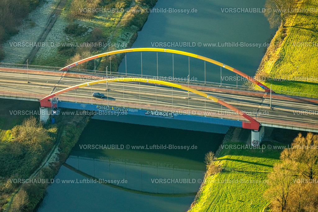 Duisburg241202659 | Luftbild, rot-gelbe Aakerfährbrücke Emmericher Straße über den Fluss Ruhr, Obermeiderich, Duisburg, Ruhrgebiet, Nordrhein-Westfalen, Deutschland