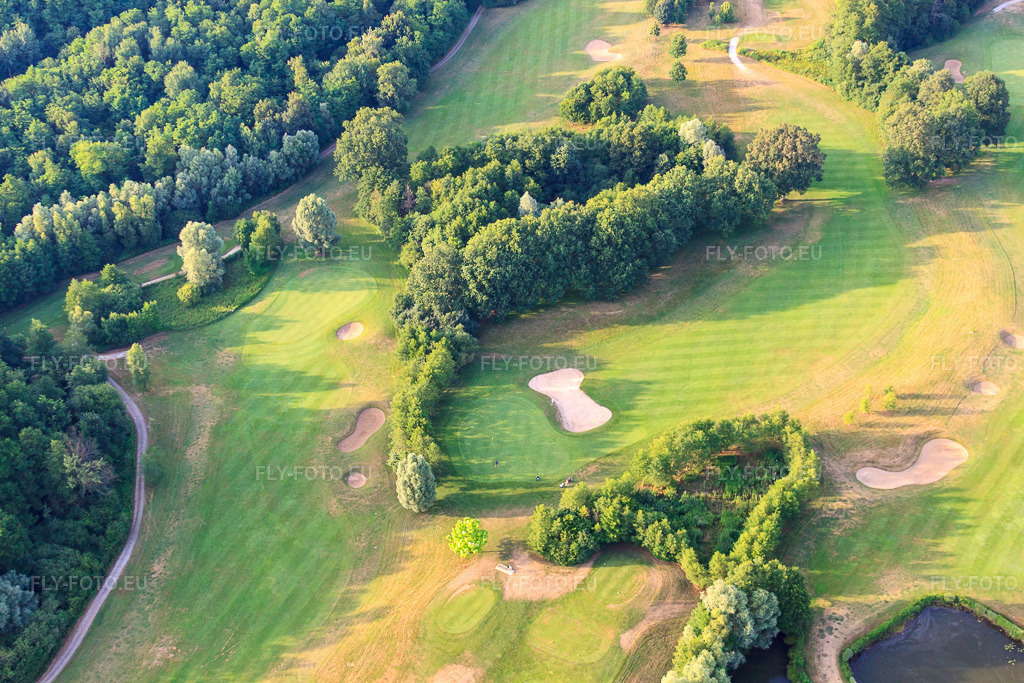 Vue aérienne: Étangs et greens du club de golf de Baden-Baden Soufflenheim à Soufflenheim dans le département Bas Rhin, France – .Photo: IMG_30488.jpg prise le 09/07/2010 par Werner Riehm/FLY-FOTO.eu – Résolution de l'original: 4752 x 3168 px
