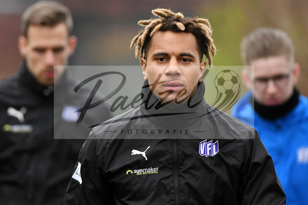 20200226_TRAOSN_0055 | Fussball, Herren: Etienne Amenyido (VfL Osnabrueck) schaut waehrend der Trainingseinheit des VfL Osnabrueck im Sportpark Illoshoehe am 26.02.2020 in Osnabrueck, Deutschland. - Realisiert mit Pictrs.com