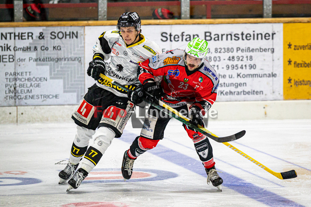 TSV Peißenberg MINERS gegen EA Schongau | Eishockey Bayernliga Herren Vorrunde 2024/25, TSV Peißenberg MINERS gegen EA Schongau, 20241031,Zweikampf zwischen Anton EGLE (MAMMUTS 77) und Dejan VOGL (MINERS 23),2024-10-31 in Peißenberg (Eisstadion Peißenberg)Dejan VOGL (MINERS 23), Anton EGLE (MAMMUTS 77)Copyright: WolfgangxLindner foto-lindner.de