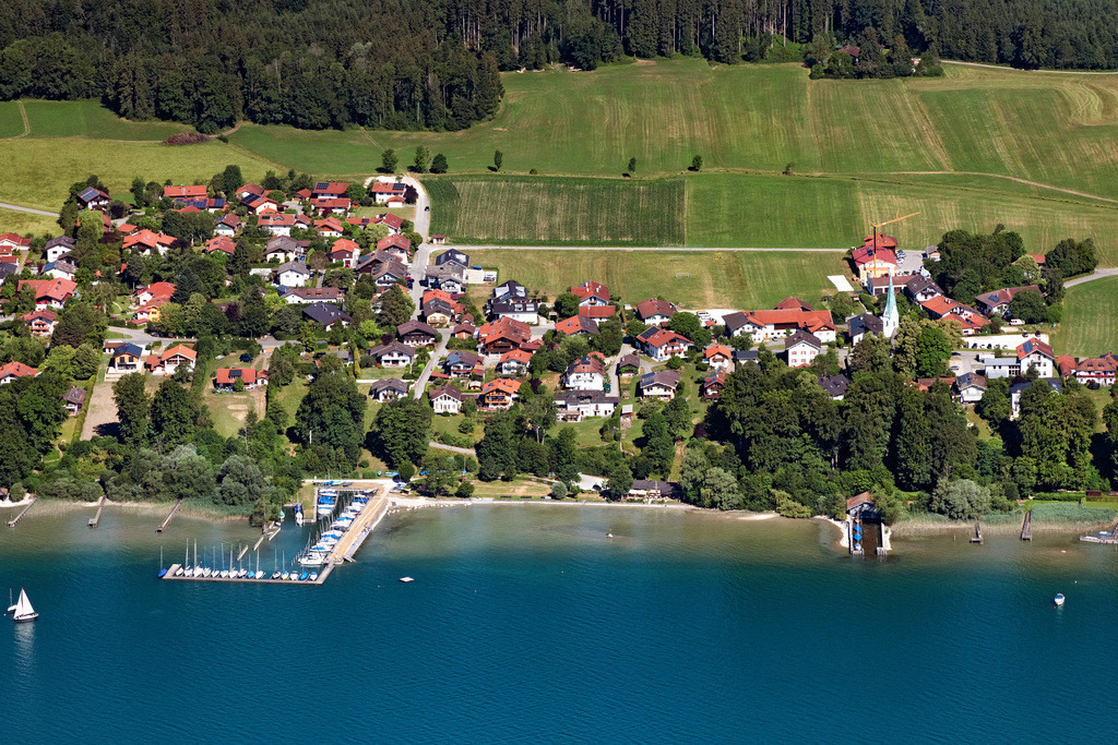 dr__0201146.jpg | GOLLENSHAUSEN A.CHIEMSEE 29.06.2023 Dorfkern an den See- Uferbereichen des Chiemsee an der Straße am See in Gollenshausen a.Chiemsee im Bundesland Bayern, Deutschland. 