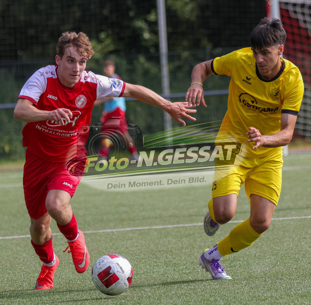 FC RW Kirchlengern - SuS Bad Westernkotten | Auf dem Bild zu sehen: Rot FC RW Kirchlengern: Julian Zähler ; gelb SuS Bad Westernkotten: Klarsah Yarizadeh FC RW Kirchlengern, SuS Bad Westernkotten, Saison 26/27, Westfalenliga, Kirchlengern, Deutschland - Realisiert mit Pictrs.com