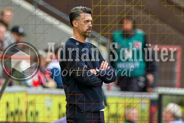 1. FC Köln vs FC Augsburg - 1. Bundesliga  | Köln, Deutschland, 18.10.25:   Trainer Sandro Wagner schaut waehrend des Spiels der 1. Bundesliga zwischen  1. FC Köln vs FC Augsburg im RheinEnergieStadion(Foto von Brauer-Fotoagentur / Adrian Schlueter)