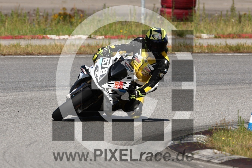 0688-20240714_00617 | Schöne Erinnerungen an spannende Momente - das festzuhalten ist unser Job. PIXELrace.de ist seit 2003 auf den Rennstrecken Europas unterwegs um die Action draußen beim Fahren und die wunderbare Stimmung imm Fahrerlager für euch einzufangen.