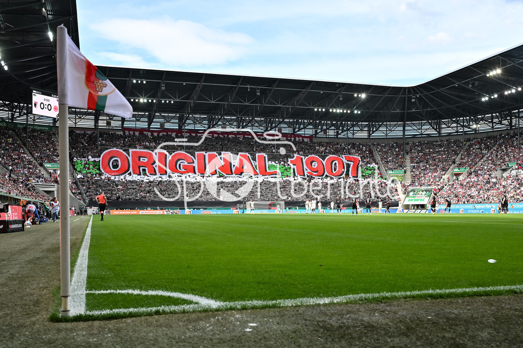 FC Augsburg - SG Eintracht Frankfurt | die Fans der Hausherren haben zu Beginn der Partie eine Choreo vorbereitet / Utlras / Bundesliga: FC Augsburg - Eintracht Frankfurt, WWK Arena am 20.04.2025