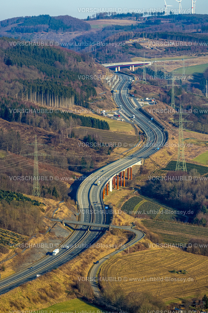 Bestwig260104388 | Luftbild, schlangenförmige Autobahn A46 mit Talbrücke Hangbrücke Hammecke in Hügellandschaft, hinten links Parkplatz A46 Sengenberg und rechts Parkplatz A46 Alfert, Velmede, Bestwig, Südwestfalen, Nordrhein-Westfalen, Deutschland