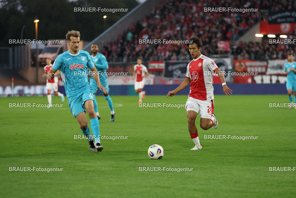 Rot-Weiss Essen - Hansa Rostock | Essen, Deutschland, 01.10.2025 Yannik Lührs (TSG Hoffenheim) und Kaito Mizuta  (Rot-Weiss Essen) im Kampf um den Ballwährend des 3.Liga Spiels zwischen  Rot-Weiss Essen und TSG Hoffenheim u23 am 20.09.2025 im Stadion an der Hafenstraße in Essen. (Foto von Timo Bluhmki-Schmidt/Brauer Fotoagentur