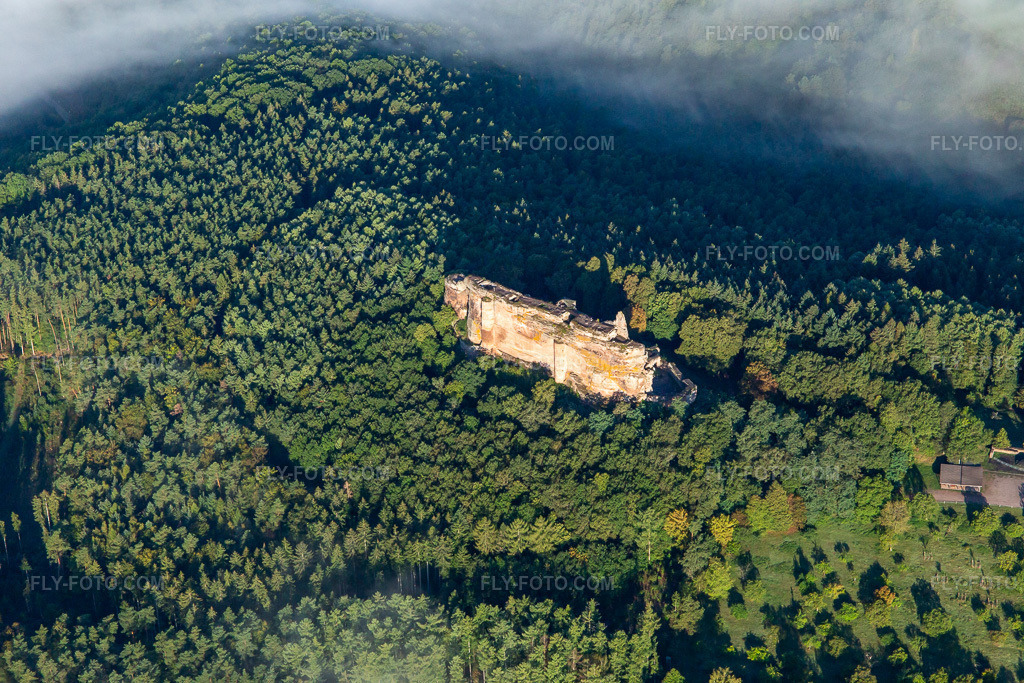 Aerial view: Château Fort de Fleckenstein in Lembach in the state Bas-Rhin, France. – Photo: IMG_138900.jpg taken on 09/24/2023 by Werner Riehm/FLY-FOTO.com – Resolution of the original: 5472 x 3648 px – Château fort de Fleckenstein