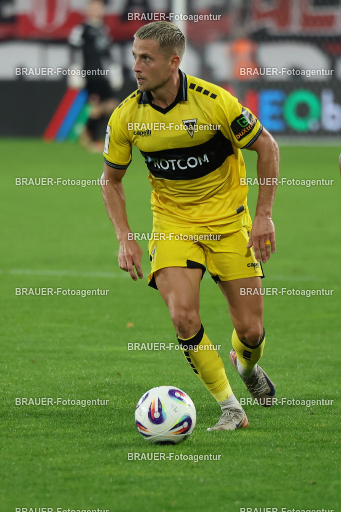 Rot-Weiss Essen - TSV Alemannia Aachen | Essen, Deutschland, 31.08.2025 Lukas Scepanik (Alemannia Aachen) Einzelaktionwährend des 3.Liga Spiels zwischen  Rot-Weiss Essen und Alemannia Aachen am 31.08.2025 im Stadion an der Hafenstraße in Essen. (Foto von Timo Bluhmki-Schmidt/Brauer Fotoagentur