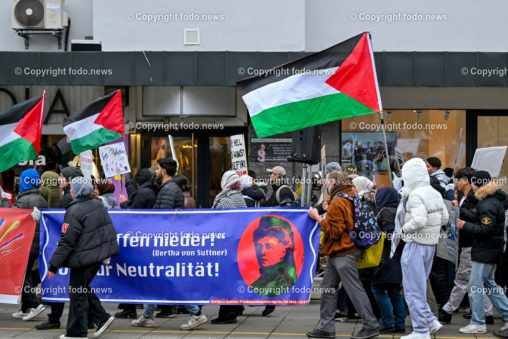 Demonstration Paleastina in Linz_ Pro Gaza_ 14.01.2024-43 | 14.01.2024, Linz, AUT, Demonstration, im Bild Palästina, Palaestina, Gaza, Demoteilnehmer, Teilnehmer, Kundgebung, Plakate, Fahnen, Polizei, Beamte, Polizeifahrzeuge, Einsatzkraefte, Israel, Krieg, Hamas, Geisel, Freiheit, Frieden