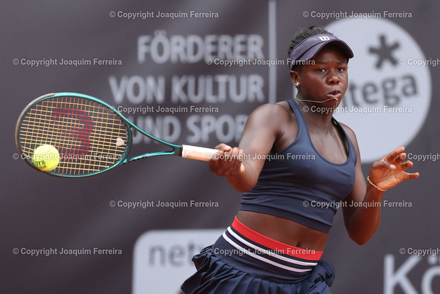 2024.07.20TennisFinaleDa_0596 Kopie | Darmstadt am 21. Juli 2024 xJFAx  48. Internationalen Damen-Tennisturnier des TCB 2000 Darmstadt Finale Angela FITA BOLUDA (ESP) vs Victoria MBOKO (CAN) Bild: v. li. Victoria MBOKO (CAN)  spielt eine Vorhand. - Realisiert mit Pictrs.com