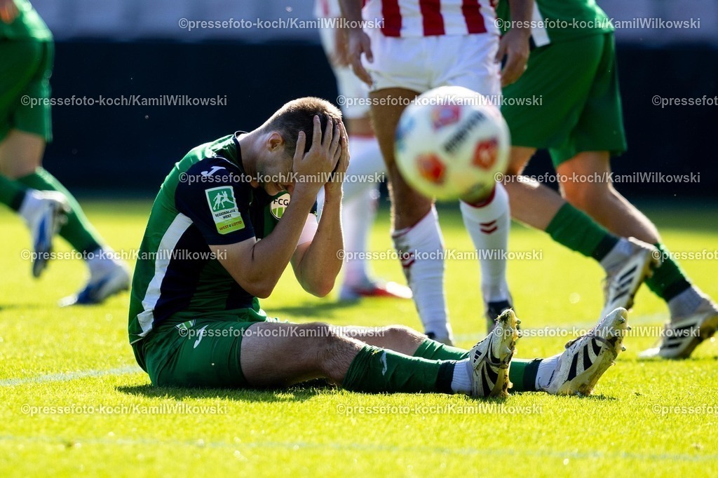 xKWI27092501028 | 27.09.2025, xkwix, Fußball, Regionalliga West, 1. FC Köln U23 - FC Gütersloh, Geißbockheim Franz-Kremer-Stadion: Frust bei Björn Rother (FC Gütersloh #6) 