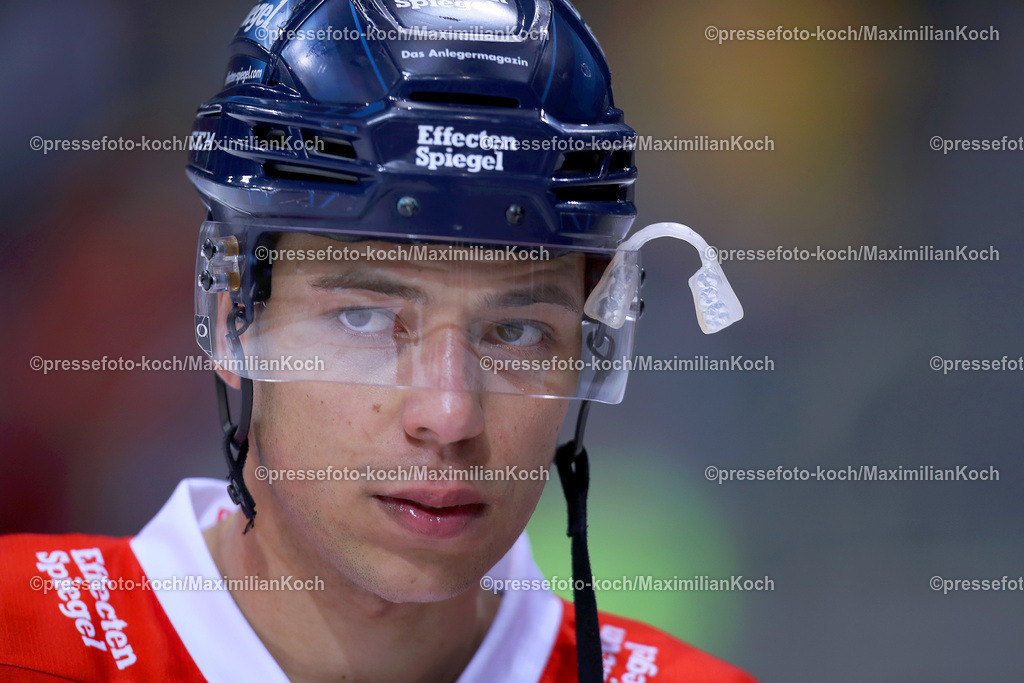 DueDEL28022301057 | Düsseldorf, 28.02.2023, Eishockey, Penny DEL, 58. Spieltag, PSD-BANK Dome, Düsseldorfer EG - Schwenninger Wild Wings: Stephen Harper von Düsseldorfer EG mit Mundschutz am Helm fixiert