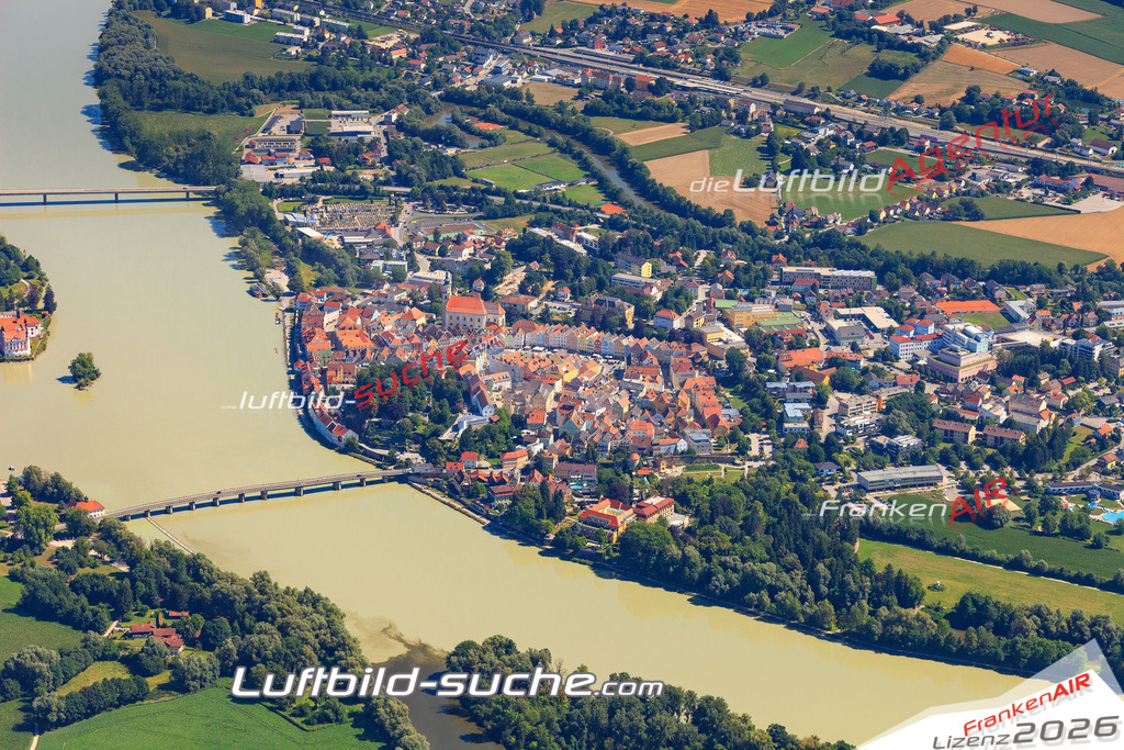 Die Luftaufnahme der Stadt Schärding wurde 2017 vom Flugzeug heraus erstellt ( keine Drohne )- hohe Auflösung für beste Qualität