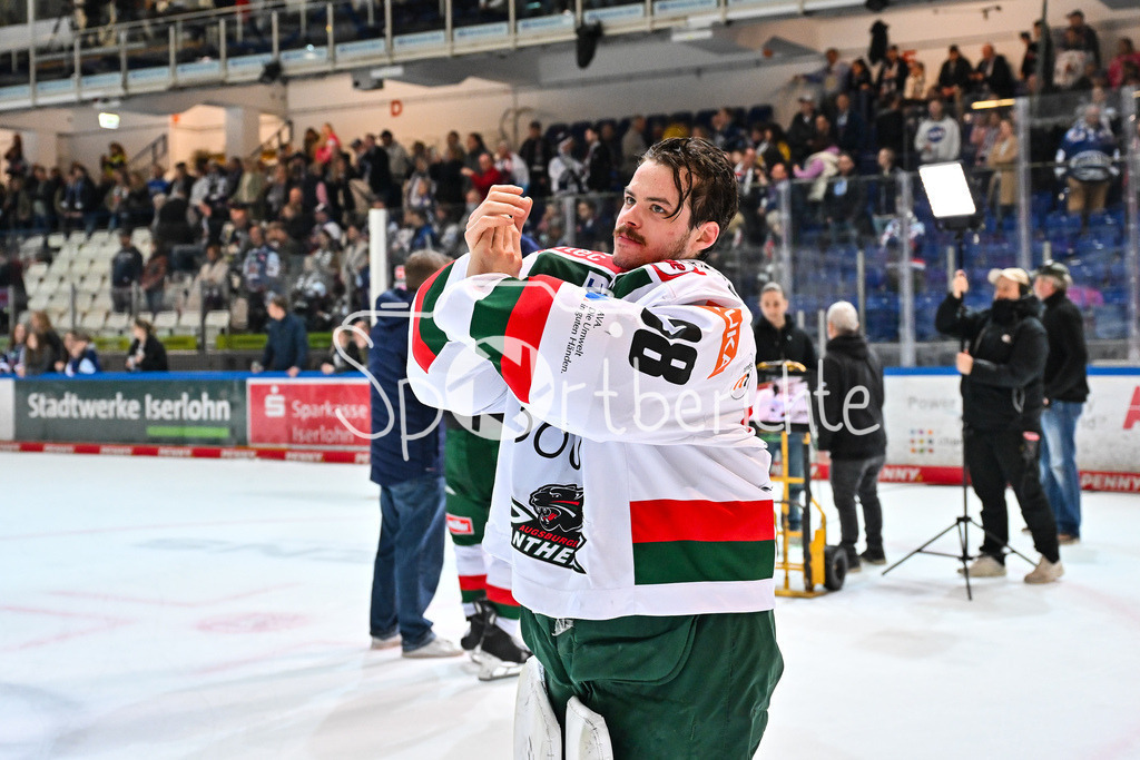 Iserlohn Roosters - Augsburger Panther | Die Spieler der Panther feiern zusammen mit den Fans den Klassenerhalt in Iserlohn / Freude / Happy / Abstieg / Absteiger / DEL: Iserlohn Roosters - Augsburger Panther, Eissporthalle Iserlohn am 07.03.2025 /  Strauss MANN (Augsburger Panther #38)