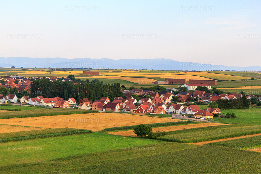 Aerial view: Rue de la Haute Vienne in Schleithal in the state Bas-Rhin, France. – Photo: IMG_59014.jpg taken on 08/04/2013 by Werner Riehm/FLY-FOTO.com – Resolution of the original: 4752 x 3168 px