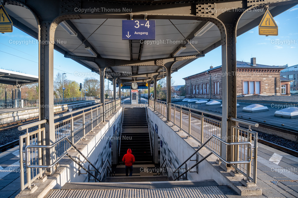 DSC_2874 | Der Bahnhof Bensheim ist ein wichtiger Verkehrsknotenpunkt an der Hessischen Bergstraße. Die Bilder zeigen Gleisanlagen, Bahnsteige, Züge und die Architektur des Bahnhofs im Wandel der Zeit. Fotografien aus dem Alltag des Bahnverkehrs und dem Stadtbild von Bensheim.