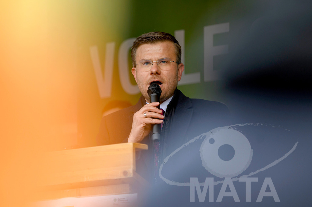 _DWA4550 | Oberbürgermeister Nürnberg, Marcus König bei Bauerndemo gegen Agrarpolitik der Bundesregierung  auf dem Straße Obstmarkt und Hauptmarkt . Nürnberg, 08.01.2024 - Realisiert mit Pictrs.com