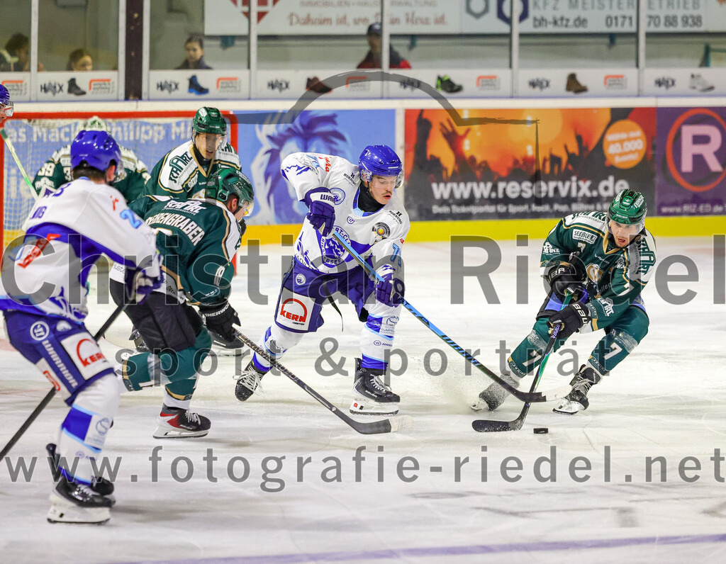 2025-09-26_036_TSV_Erding_gegen_SC_Riessersee | Erding, Deutschland, 26.09.2025:Eishockey, Oberliga Süd 2025 / 2026, 3. Spieltag, TSV Erding gegen SC Riessersee, Endergebnis: 3:5Luis Scheibengraber (Erding Gladiators, #18), Louis Trattner (Erding Gladiators, #7)Foto: Christian Riedel / fotografie-riedel.net