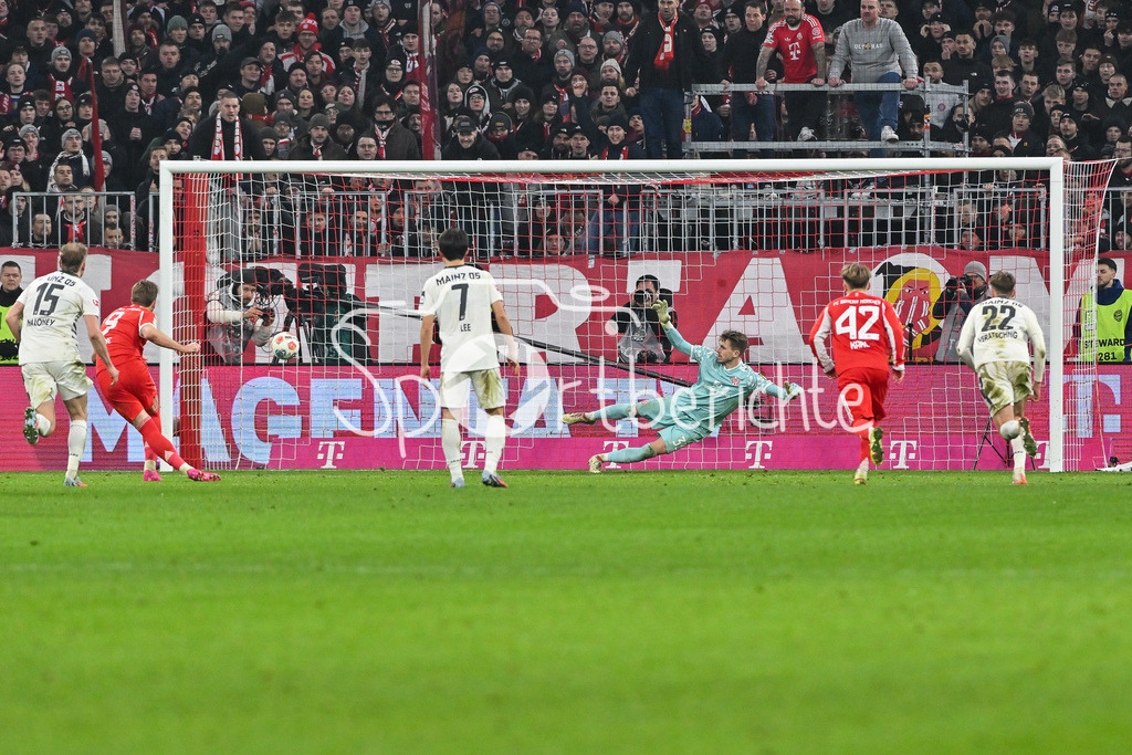 FC Bayern München - 1. FSV Mainz 05 | MUNICH, GERMANY - 14. DECEMBER: Harry KANE (FC Bayern Munich 9) tirfft in dieser Szene per Foulelfmeter zum 2-2 / Tor / Torschuetze / Freude / Happy während dem Bundesligamatch zwischen dem FC Bayern München und dem 1. FSV Mainz 05 am 14. Spieltag in der Allianz Arena / DFL REGULATIONS PROHIBIT ANY USE OF PHOTOGRAPHS AS IMAGE SEQUENCES AND/OR QUASI-VIDEO