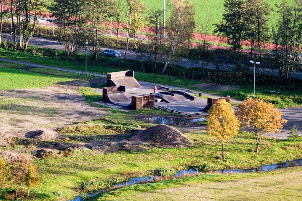 Luftbild: Skatepark an der Bienwaldhalle in Kandel im Bundesland Rheinland-Pfalz in Deutschland. Foto: IMG_4503.jpg vom 10.11.2006 durch Werner Riehm/FLY-FOTO.de